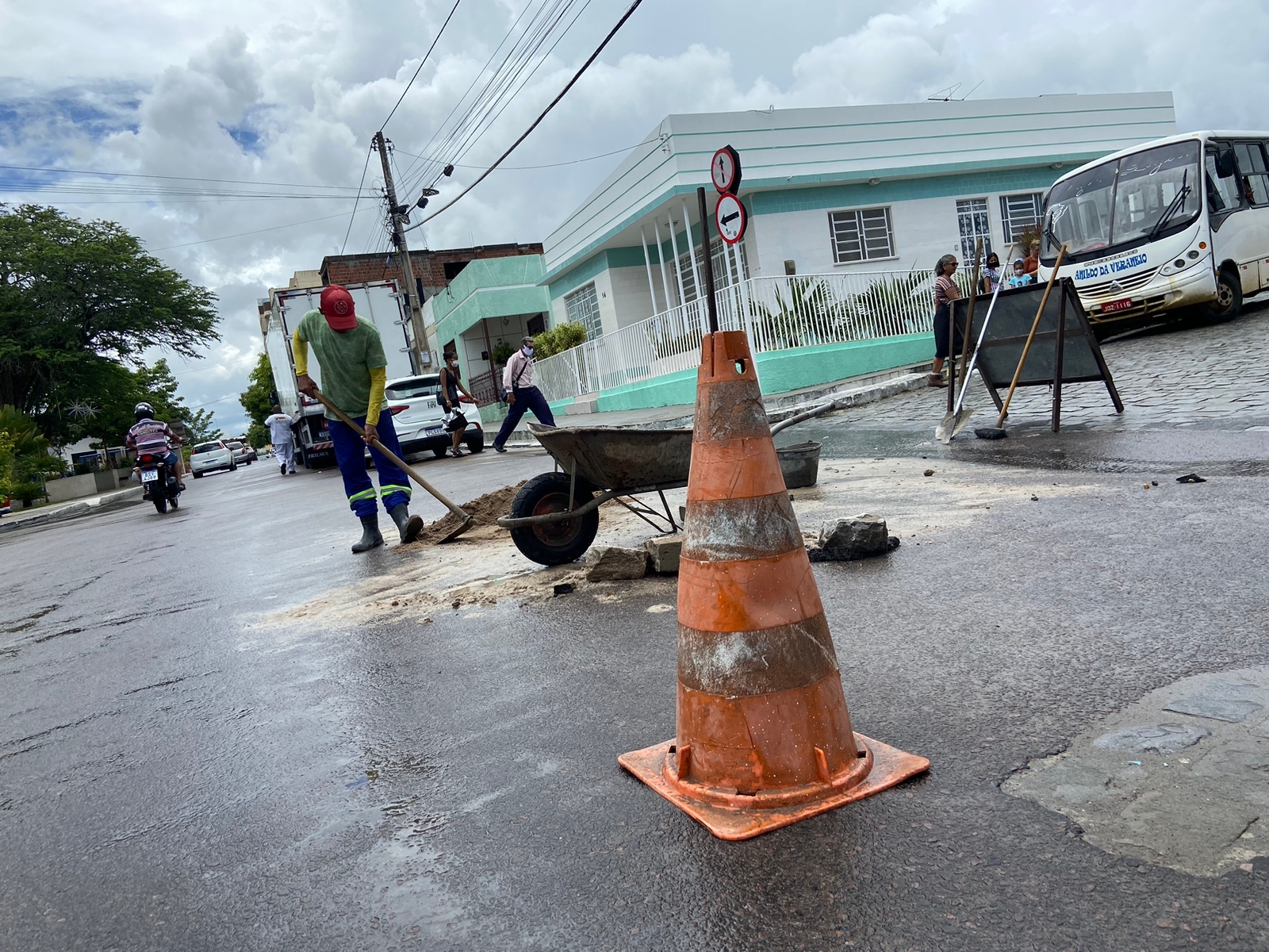 Prefeitura de Coité realiza Operação Tapa Buraco na sede e nos distritos