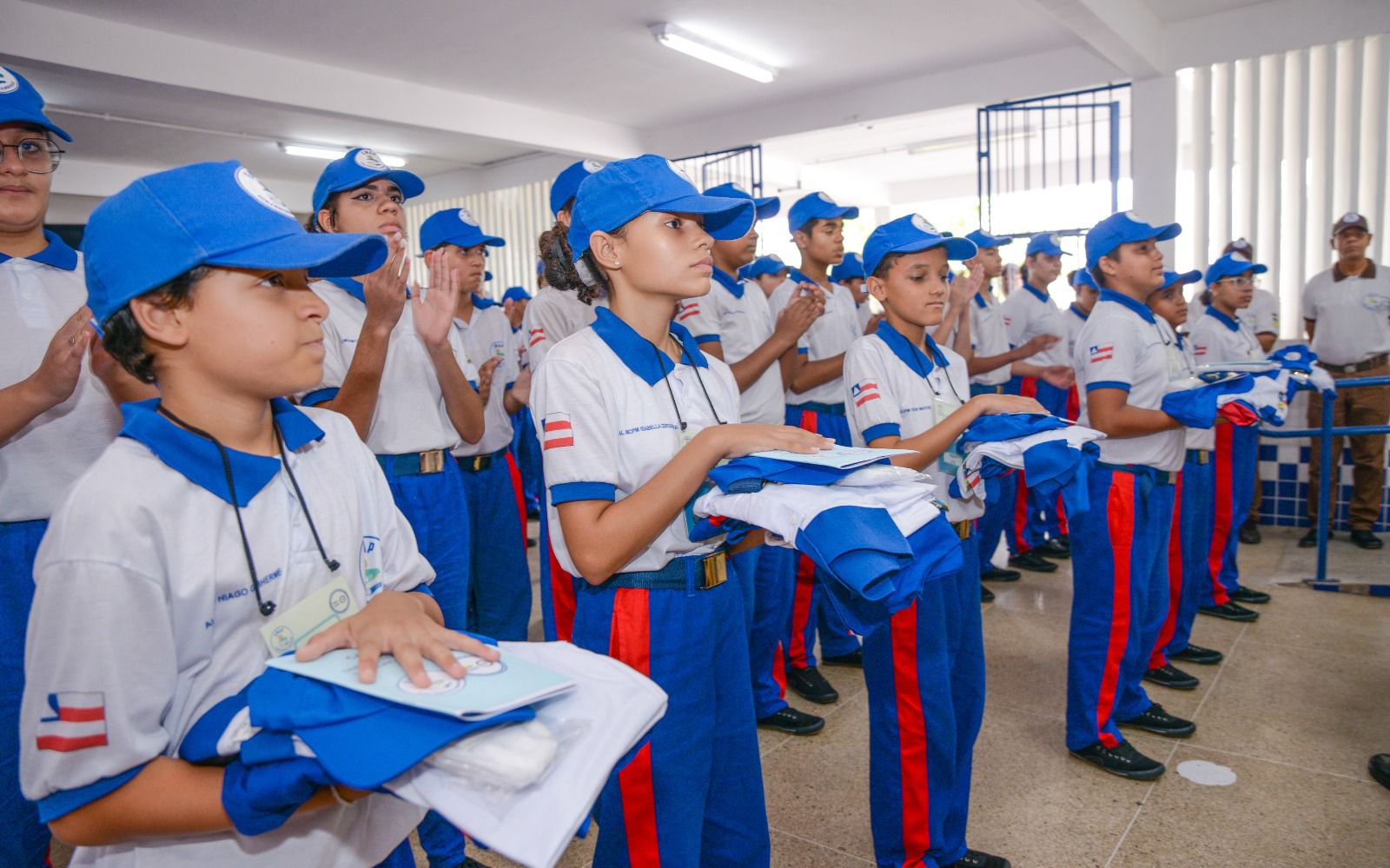 Escola Almir Passos com a gestão compartilhada modelo escola militar entrega fardamentos em solenidade e iniciam oficialmente as atividades