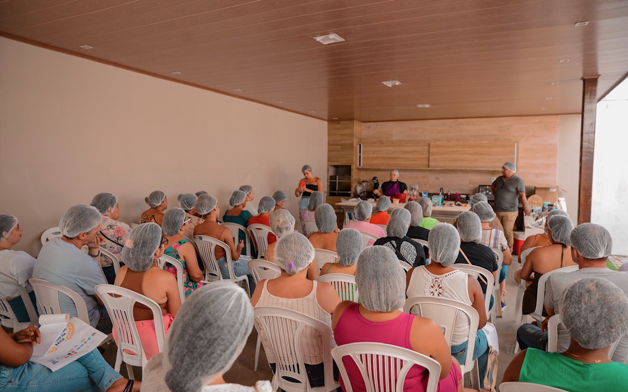 Prefeitura de Conceição do Coité capacita mais de 40 empreendedores em oficina de confeitaria para Páscoa 