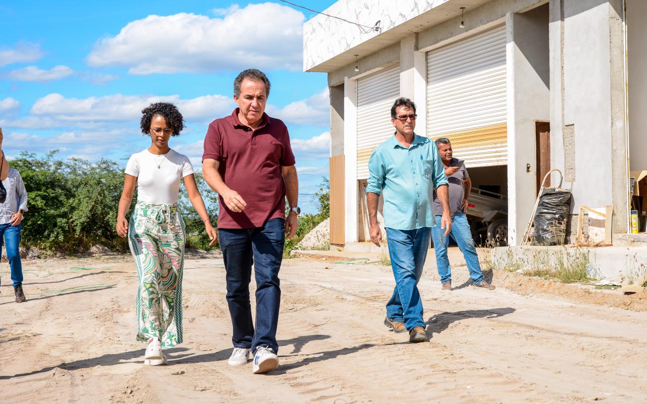 Prefeito realiza vistoria para elaboração de projeto de pavimentação asfáltica