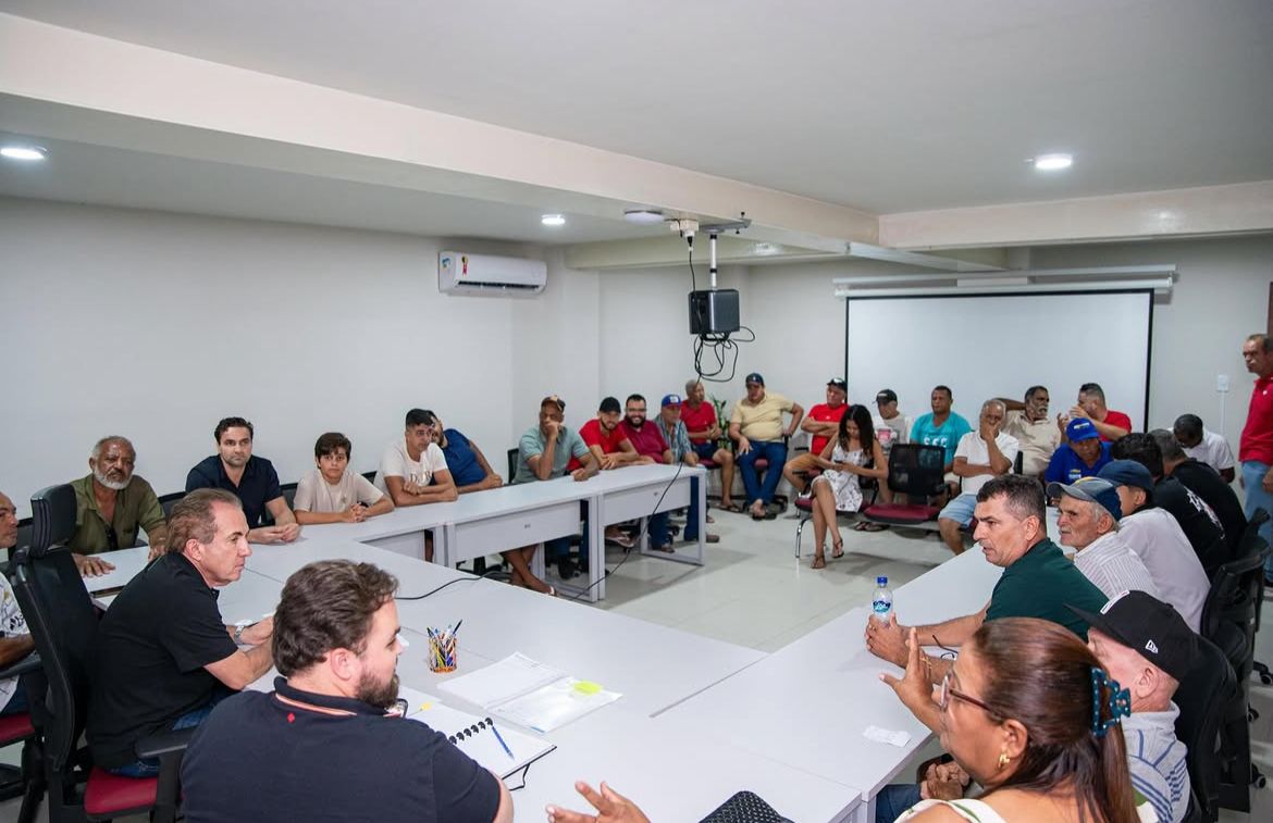 Prefeito Marcelo Araújo se reúne com trabalhadores do Açougue Municipal e discute melhorias para o espaço