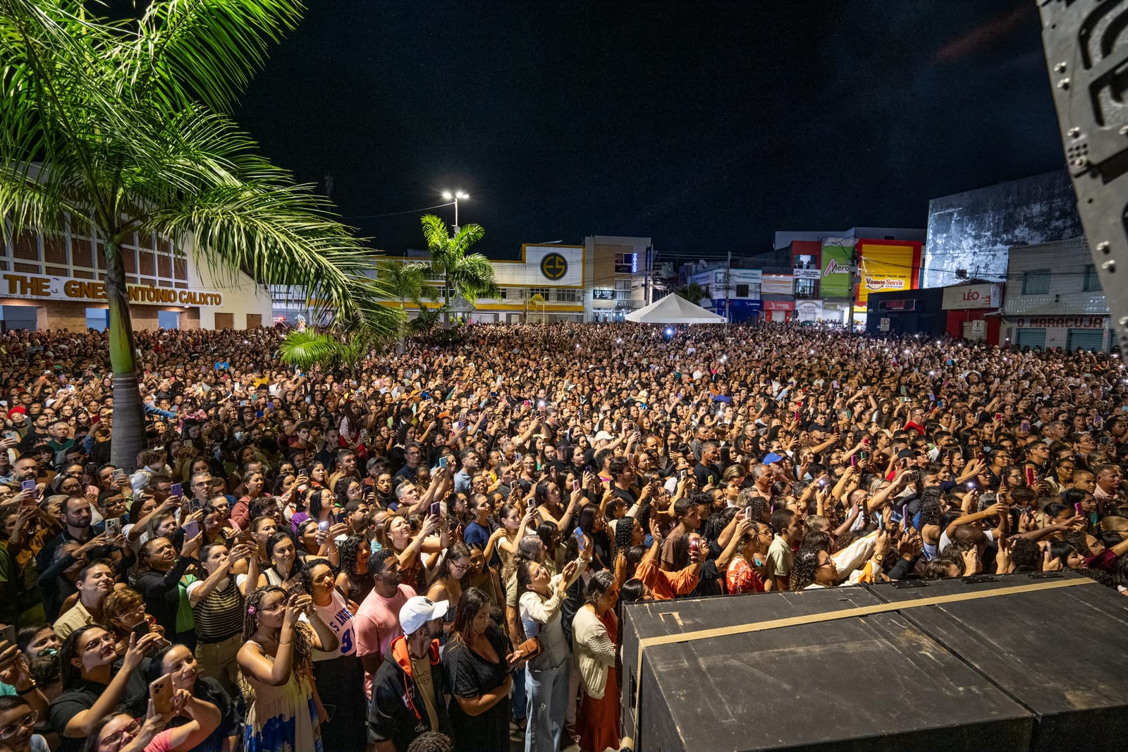 Mais de 10 mil pessoas celebram os 93 anos de Coité em noite de fé e emoção com Padre Fábio de Melo